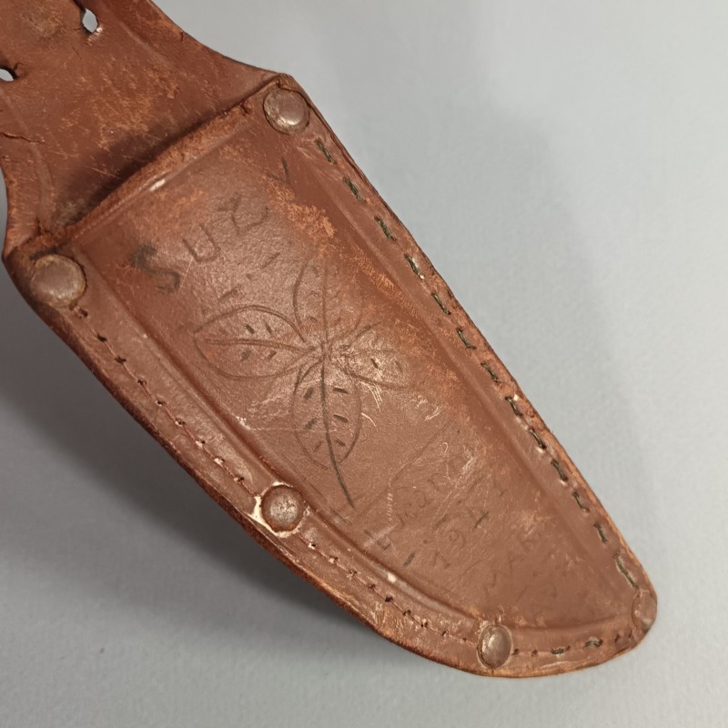 COUTEAU SABATIER SCOUT GUIDE AVEC NOM D'UNE FILLE NOMBREUX ECRITURES ET DATE 1941 SUR LE FOURREAU